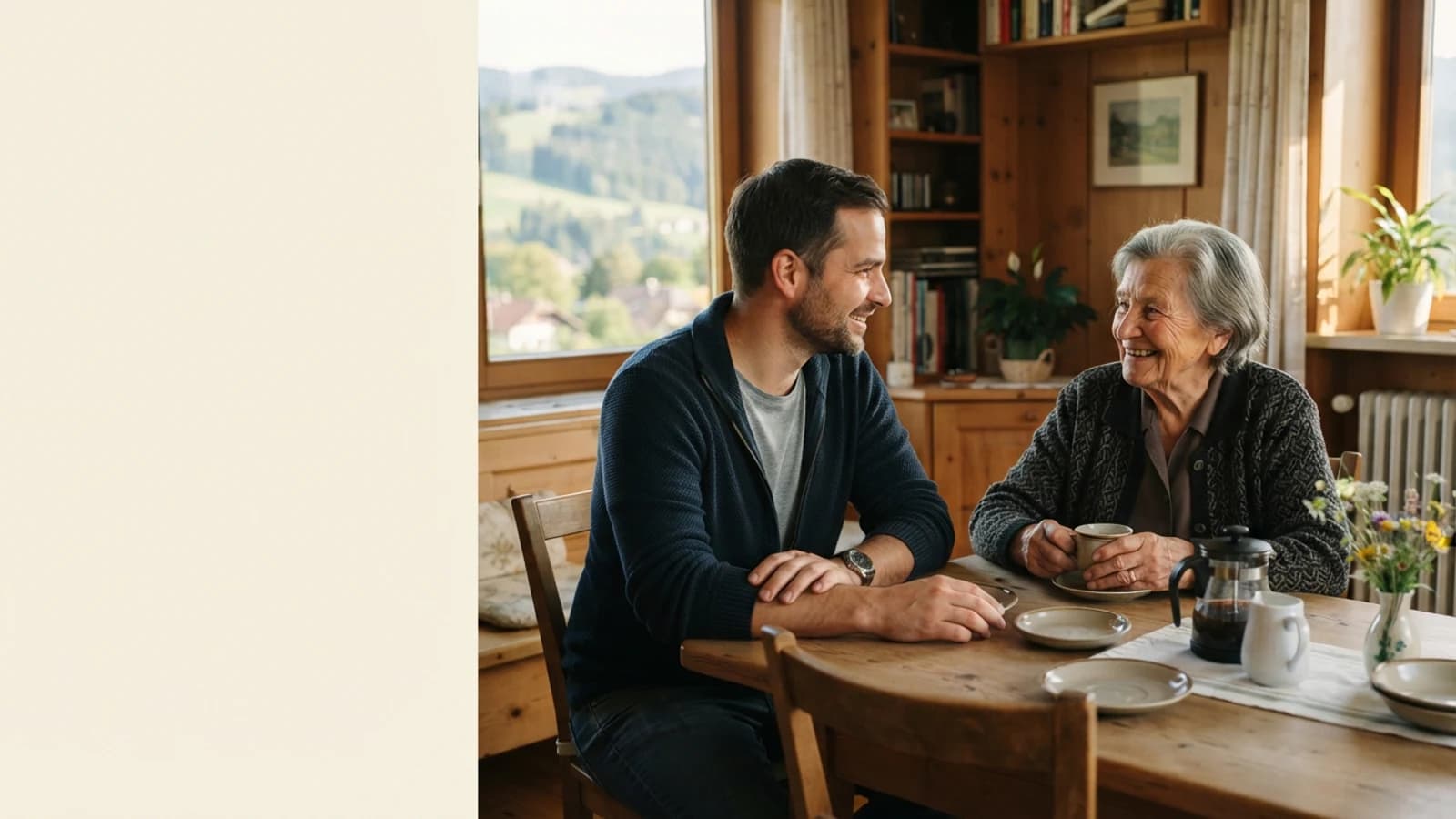 Symbolbild: Seniorin und Betreuer im Gespräch bei einer Tasse Kaffee in einer Wohnung in Feldbach
