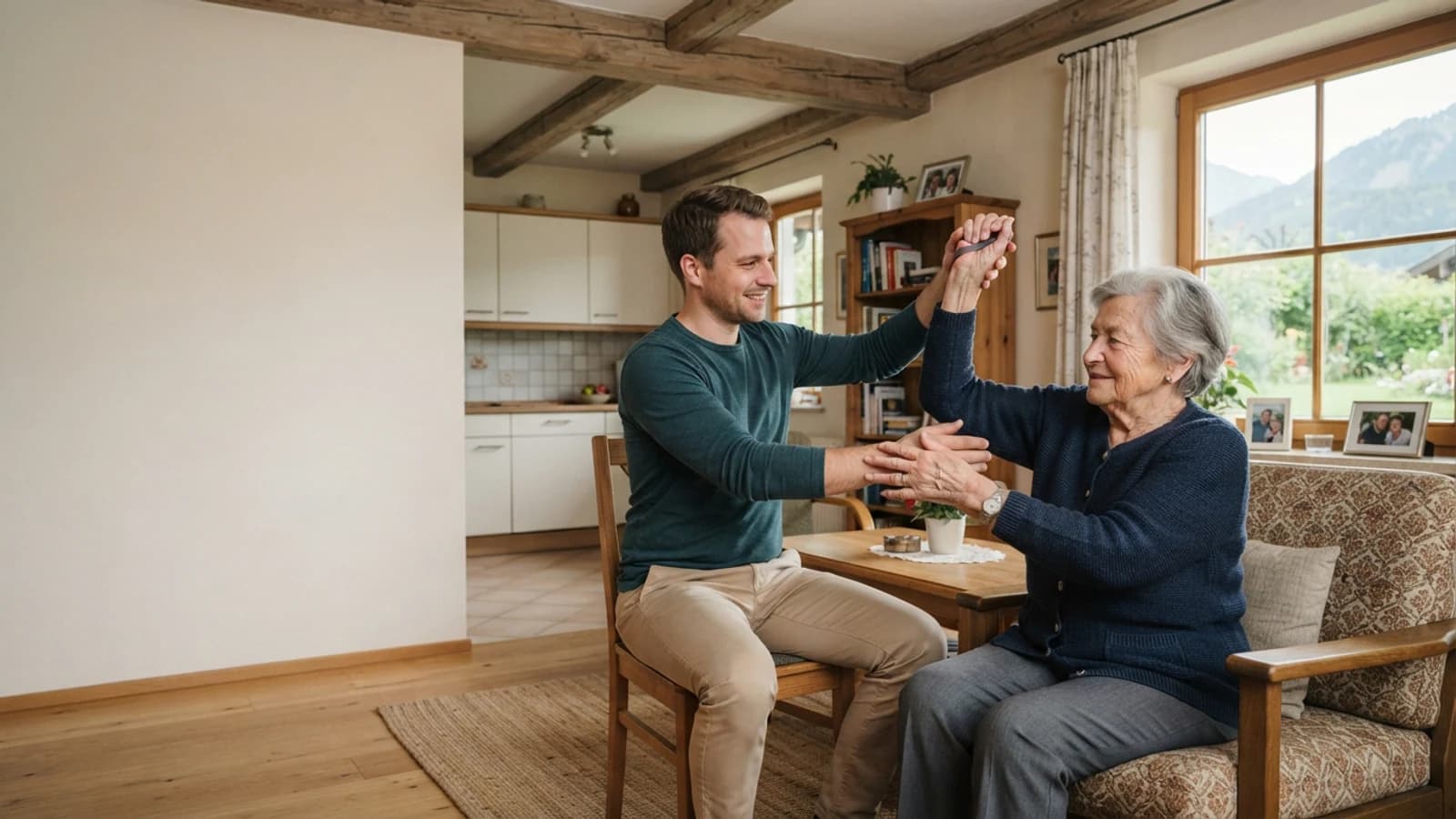 Symbolbild: Seniorin und Betreuer bei einer leichten Bewegungsübung in einer Wohnung in Kufstein