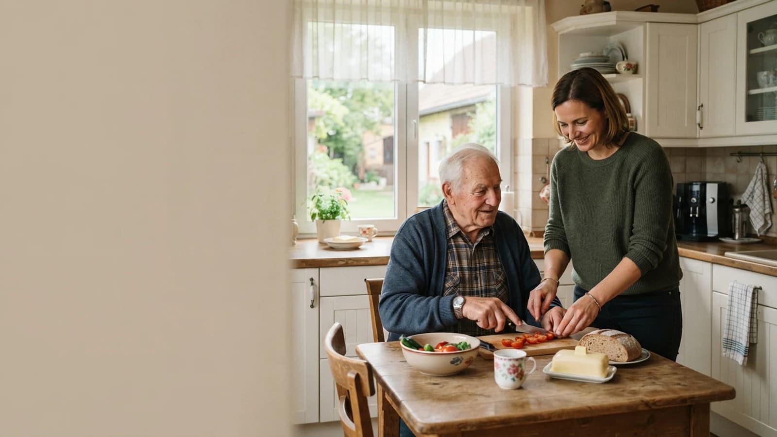 Symbolbild: Senior und Betreuerin beim gemeinsamen Kochen in einer Wohnung in Oberwart